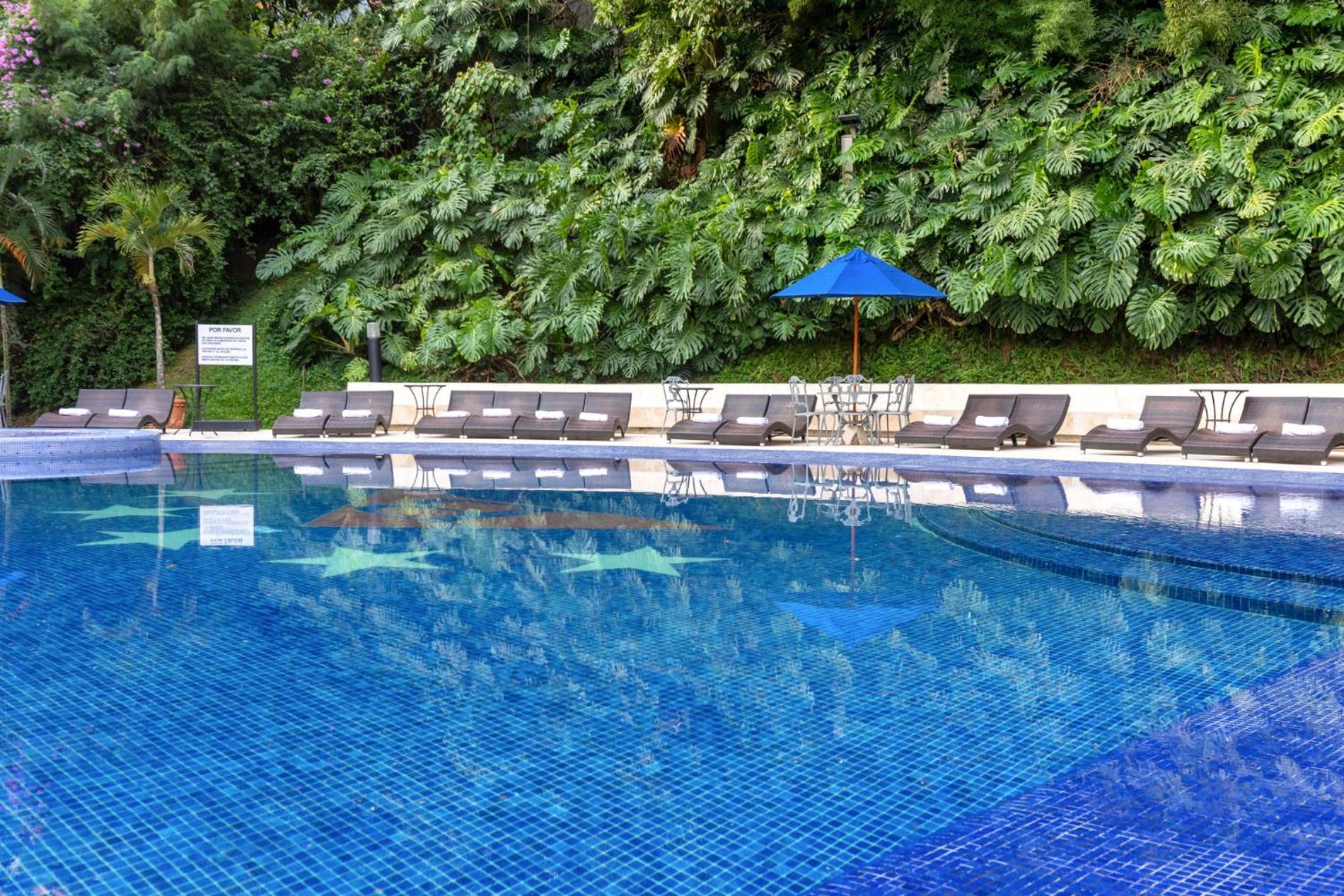 Hotel Dann Carlton Belfort Medellín Eksteriør billede Swimming pool at the hotel